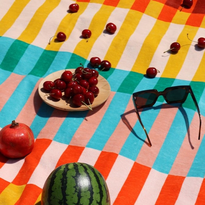 Drap de plage rouge rose vert jaune et bleu en coton