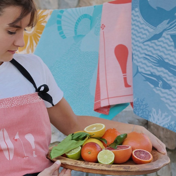 Delantal de cocina con motivo de tabla de surf y pelota