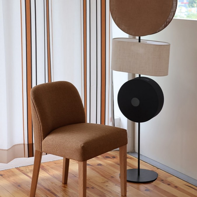 Top-of-the-range table chair with comfortable padding and wooden legs