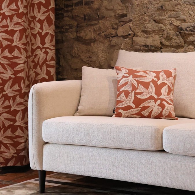 Sofá contemporáneo beige con elegantes bases de madera maciza