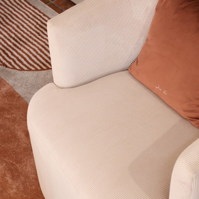 Fauteuil haut de gamme en velours beige uni