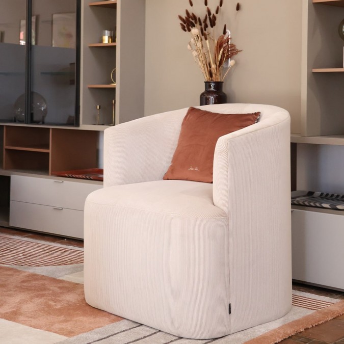 Fauteuil en velours beige écru, confortable et haut de gamme