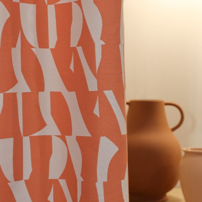 Funda de cojín naranja con motivos deco contemporáneos