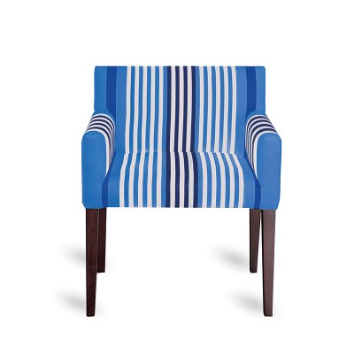 sillón con brazos a rayas azules y patas de madera