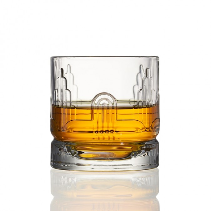 vaso de whisky con detalles elegantes y contemporáneos