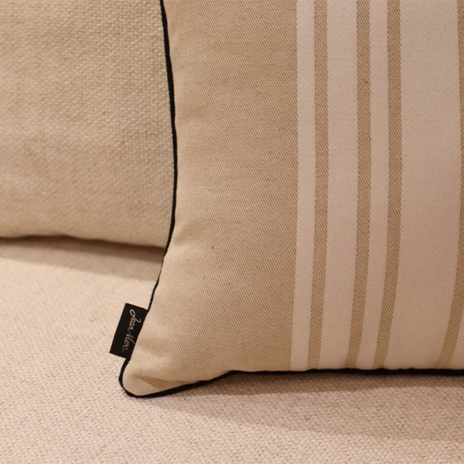 housse de coussin en coton beige à rayures basque blanc style épuré