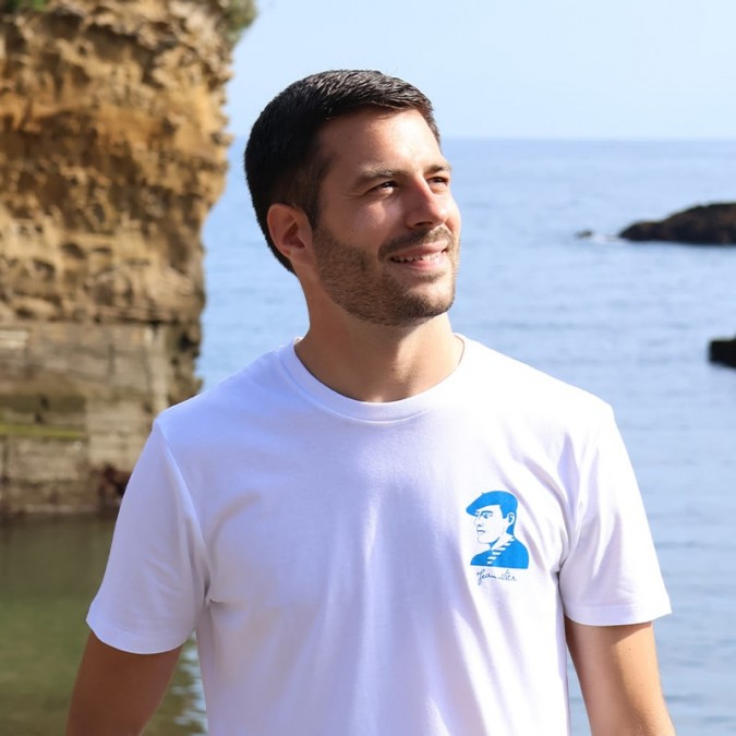 Tee-shirt Artxiboak blanc à logo bleu d'inspiration basque