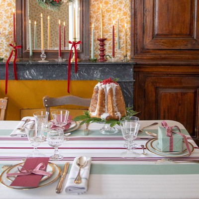 Choisissez la nappe Donibane Eucalyptus pour des fêtes de fin d'années colorées