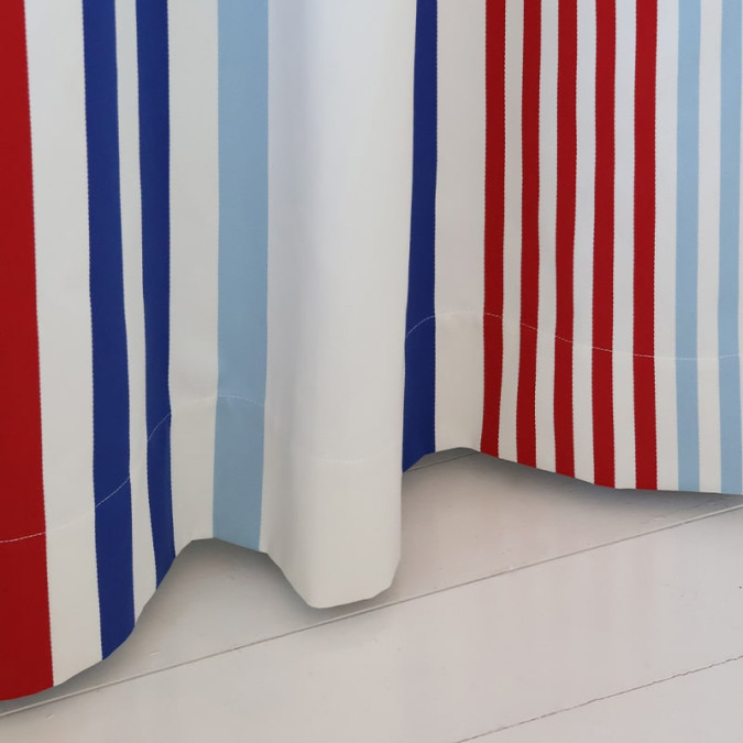 Cortina de algodón con rayas tricolores para una decoración elegante y refinada