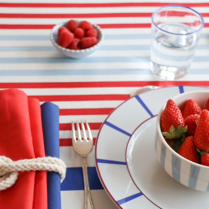 Nappe de table bleu blanc rouge anti tache facile d'entretien