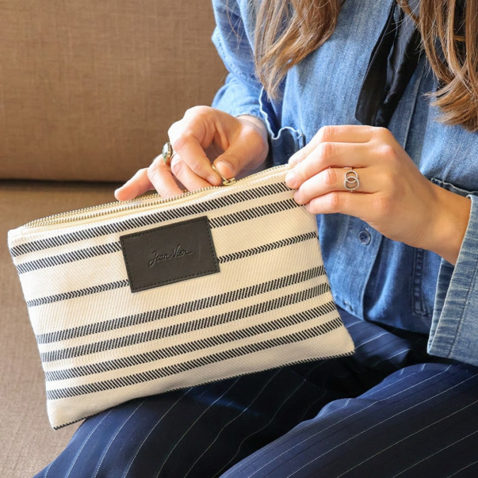 Bolso de mano plano Souraide en color crudo con rayas negras
