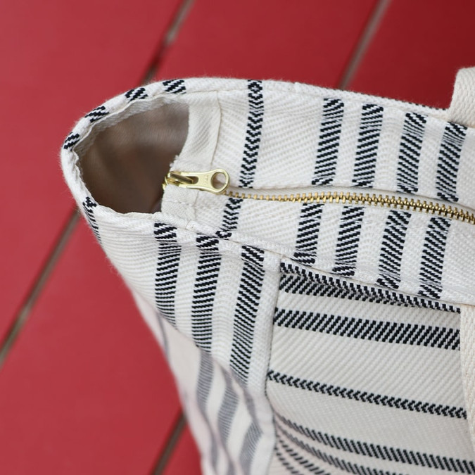 Sac à fermeture zippée noir et blanc en coton