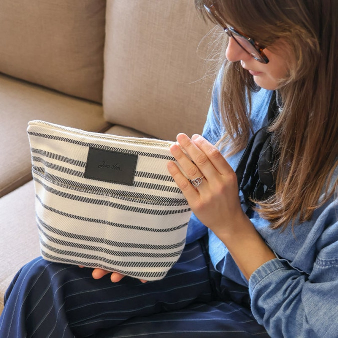 Trousse de toilette pour voyage en tissage Jacquard beige à rayures noires
