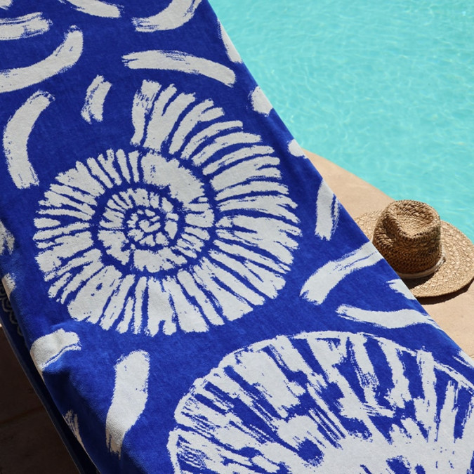 Drap de plage en coton à motif coquillages blanc et bleu