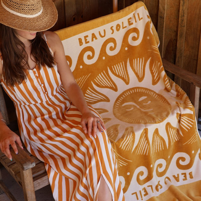 Drap de plage en coton marron ocre à motif soleil et vagues