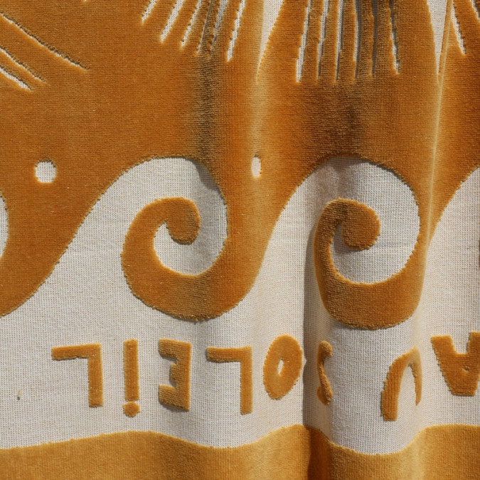 Drap de plage en velours style bohème à illustration soleil et vagues