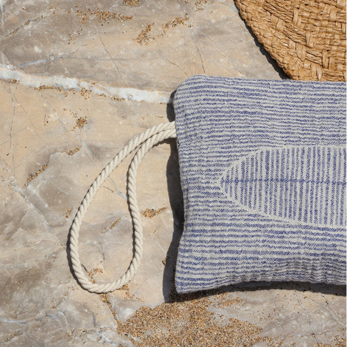 pochette plate accessoire de plage bleu à rayures blanches motif surf