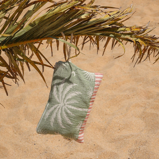 Pochette plate de plage vert à motif palmiers tendance