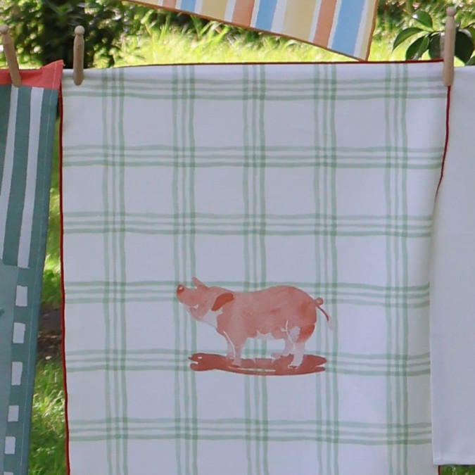 paño de cocina con estampado de cuadros verdes y cerdo rosa en acuarela
