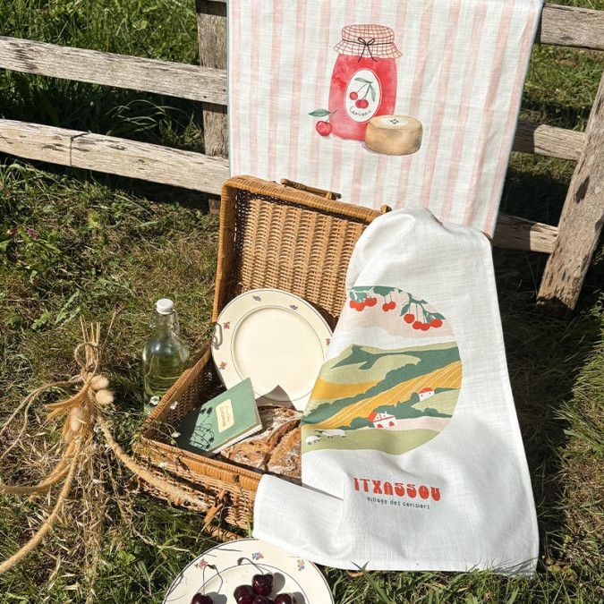 toallas de mano con ilustracion de itxassou pais vasco en algodon