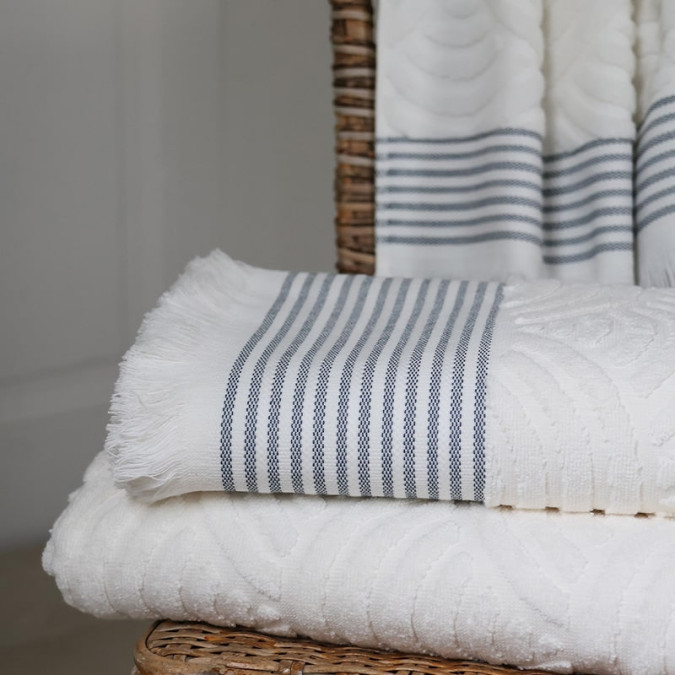Ensemble de linge de bain blanc et bleu à rayures pour décoration salle de bain élégante