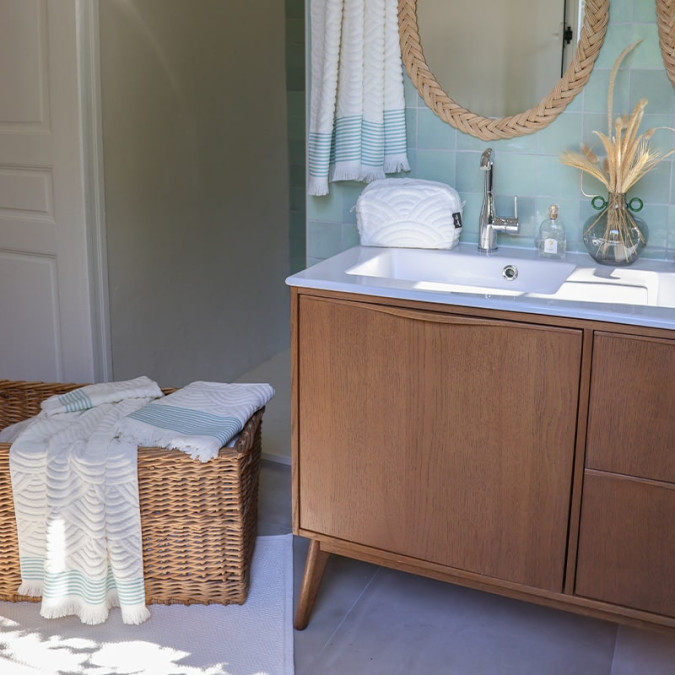 ensemble de linge de bain blanc et bleu lagon décoration salle de bain raffinée