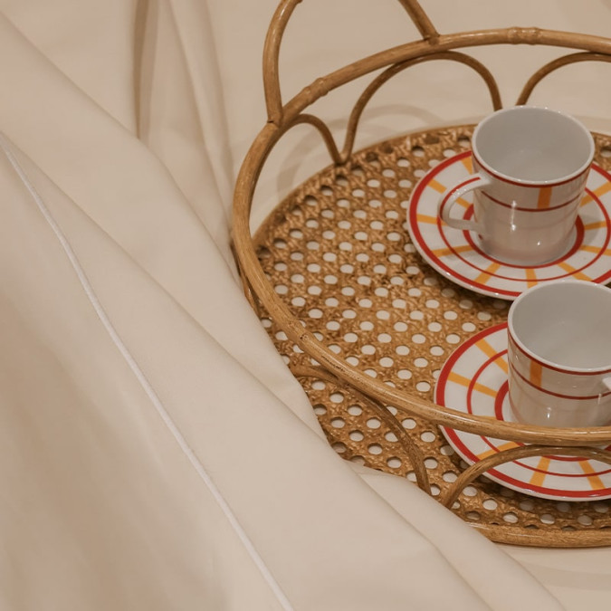 Housse de couette beige et blanche en coton doux pour décoration de chambre élégante