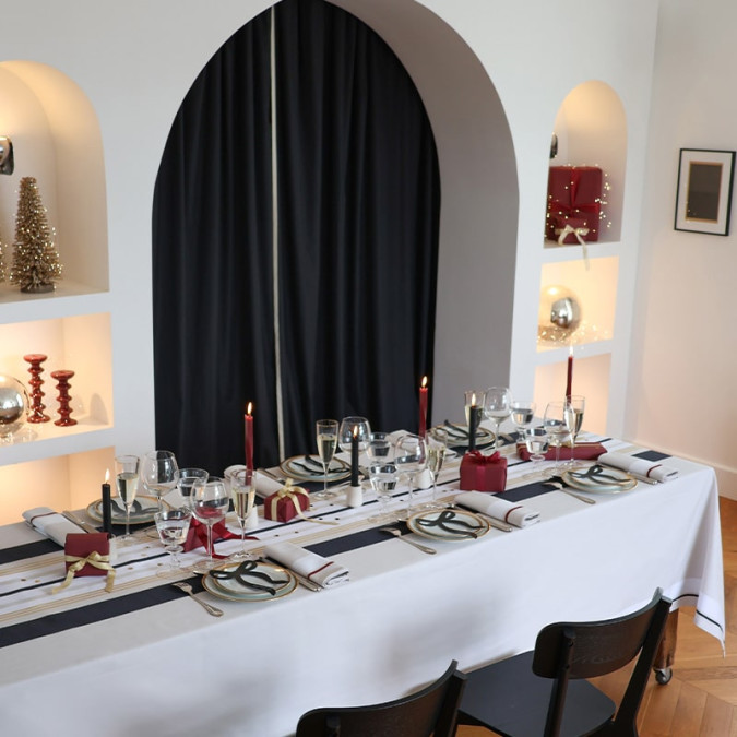 High-end 100% cotton black and white striped tablecloth for chic Christmas décor
