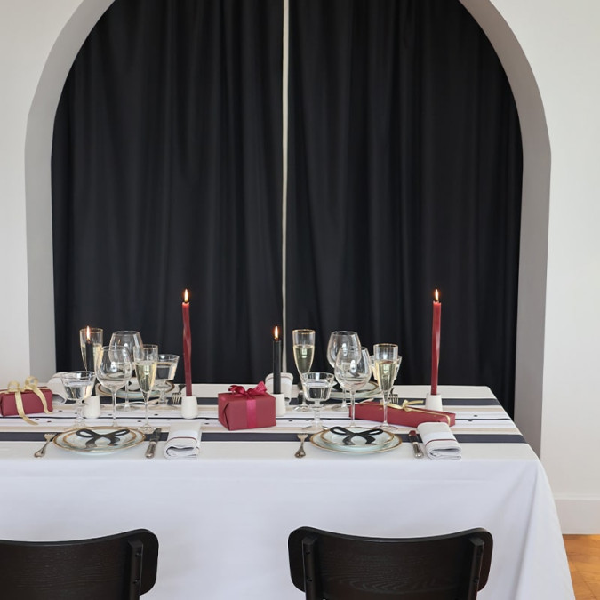 Stain-resistant cotton tablecloth for Christmas and New Year's table decoration