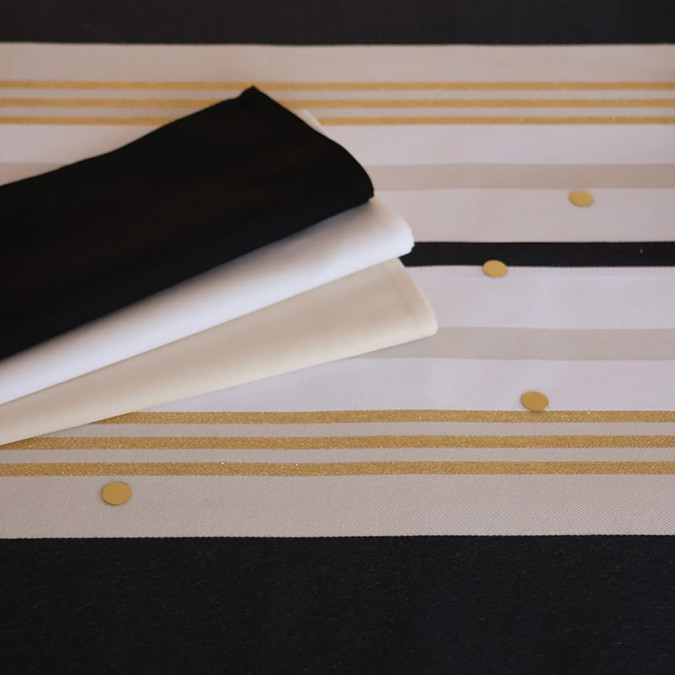 Black, white and gold tablecloth and napkins for a chic and sophisticated Christmas table