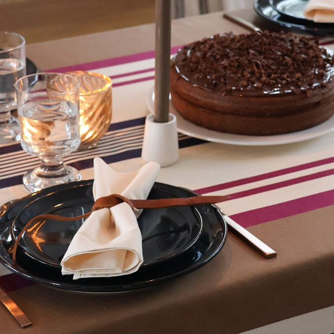 Tissu au mètre pour nappe sur-mesure à rayures tendance marron, violet, bleu marine, beige