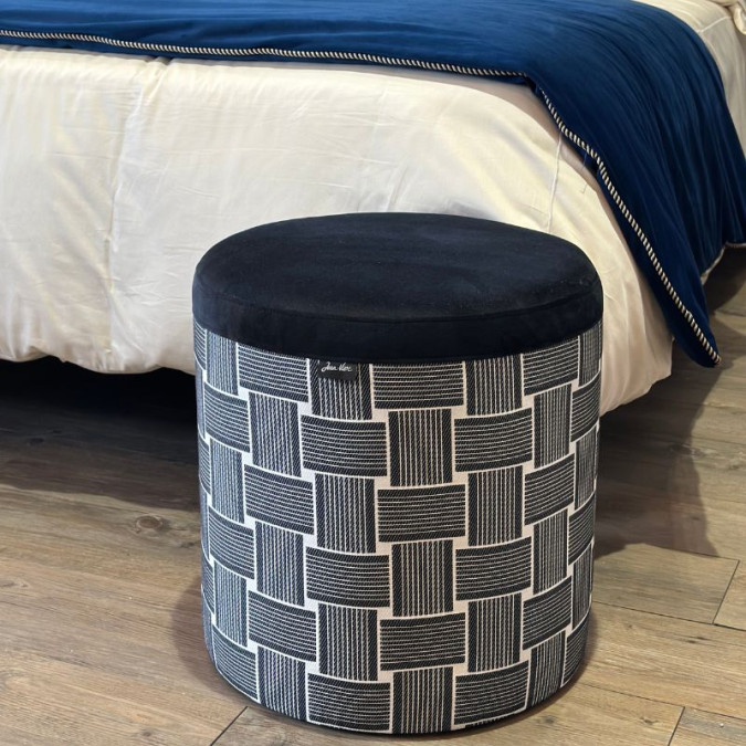 Puf negro con motivos gráficos para la decoración contemporánea del hogar. Puf negro con motivos gráficos para la decoración contemporánea del hogar.