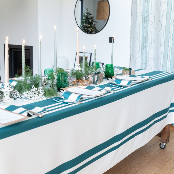 Elegante mantel navideño antimanchas con rayas blancas y verdes