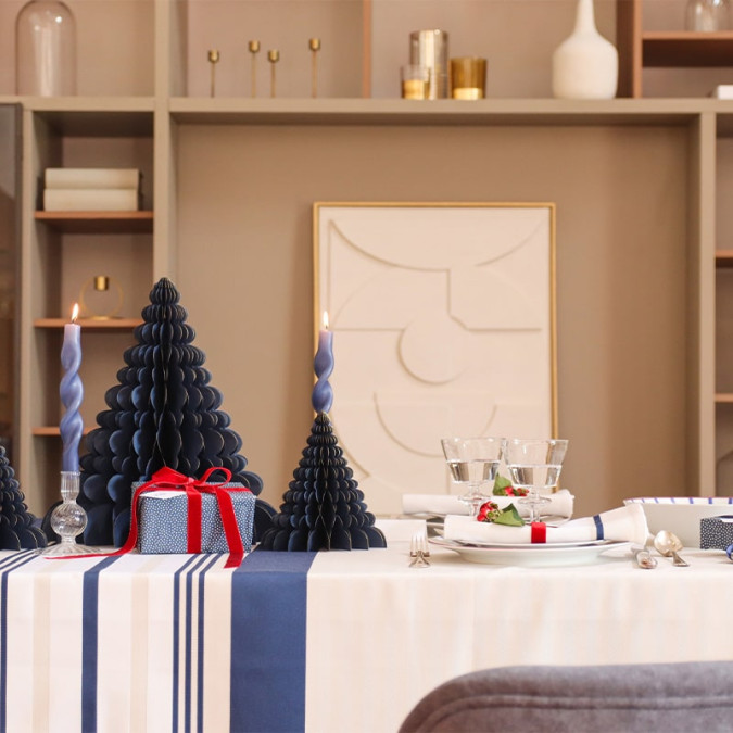 Mantel para una decoración de mesa navideña elegante y contemporánea