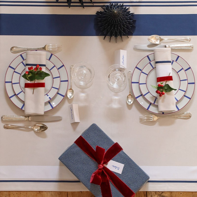 Mantel 100 % algodón antimanchas con rayas azules y blancas para decorar las fiestas de fin de año.