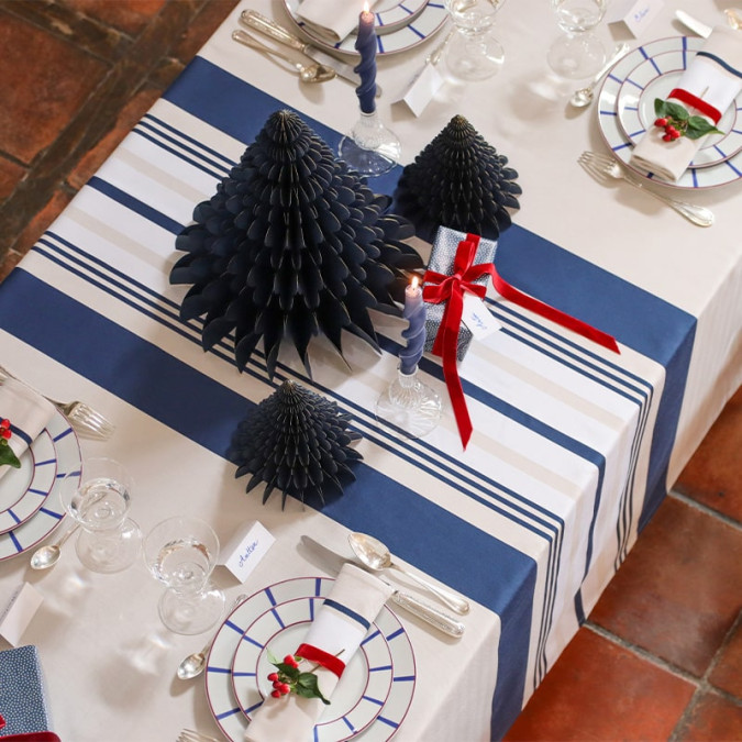 Mantel a rayas vascas azules y blancas para una decoración de mesa navideña moderna y elegante.
