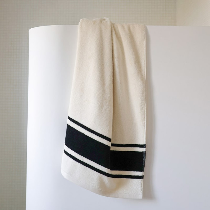 Toalla de baño Plaza Ecru/Negro de algodón con un diseño elegante