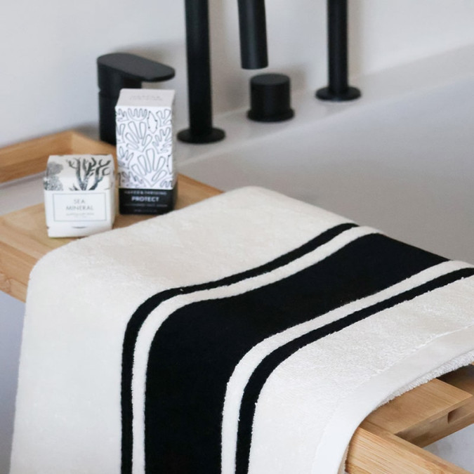 Toalla de baño Plaza Ecru/Negro de algodón con un diseño elegante