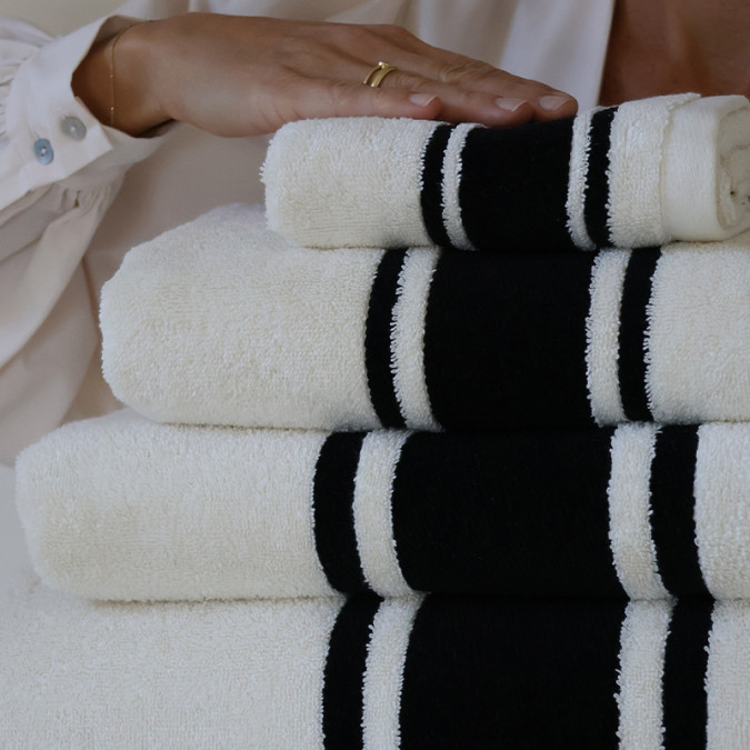 Drap De Bain Plaza Ecru/Noir en coton de qualité luxe