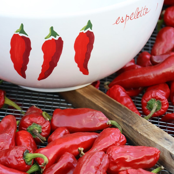 Saladier aux motifs Piments Blanc en faïence