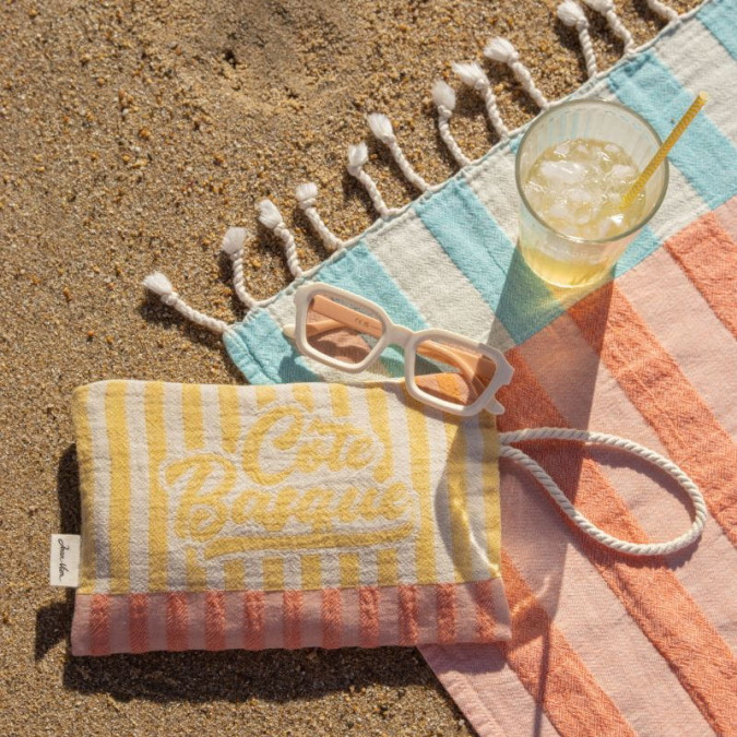 Yellow and red flat clutch bag with Basque side