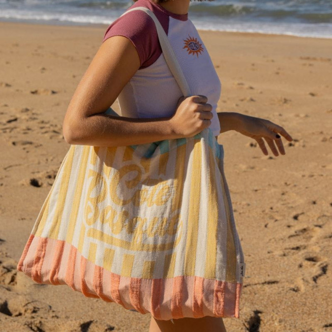 Bolsa de playa amarilla, roja y azul con rayas y la inscripción Côte basque