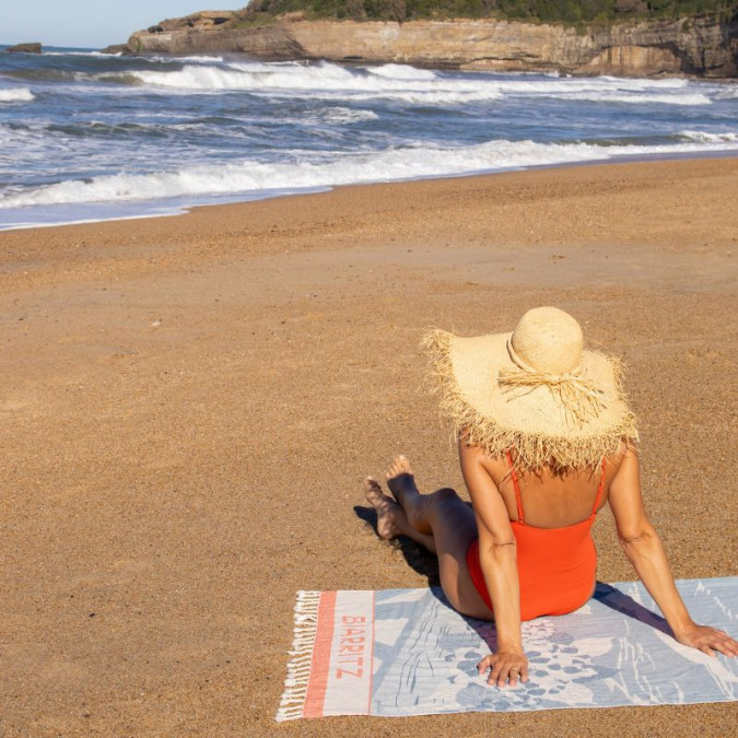 Fouta de algodón con paisaje de la costa vasca azul y rojo con flecos