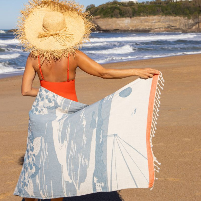 Fouta de algodón con ilustración de Biarritz, costa vasca, rojo y azul