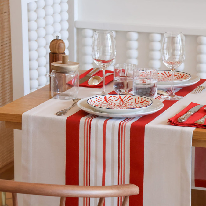 chemin de table déperlant en 100% coton avec des rayures rouges