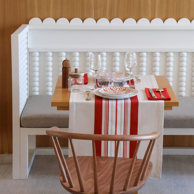chemin de table basque en tissu anti-taches et rayures rouge rose beige blanc