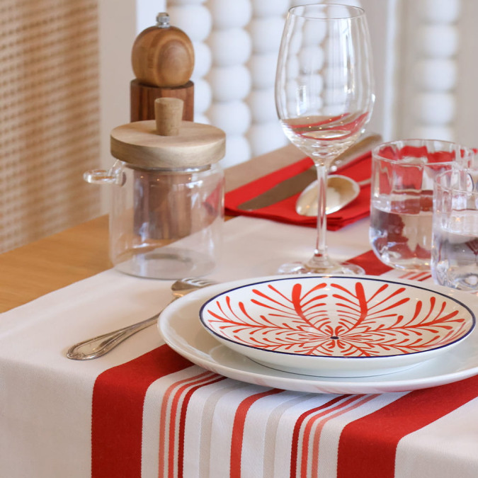 chemin de table rouge et blanc, élégant et chaleureux, en sergé et satin