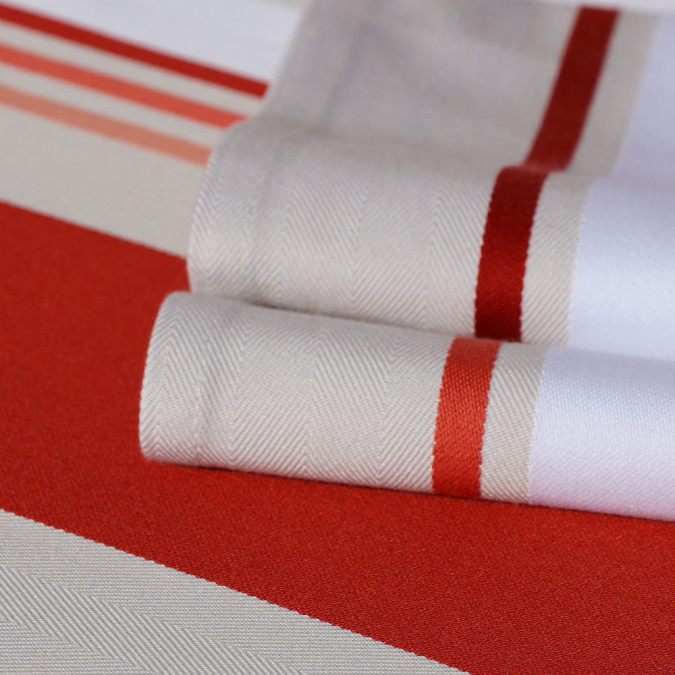 serviette de table rayée en 100% coton sergé et satin aux nuances rouges