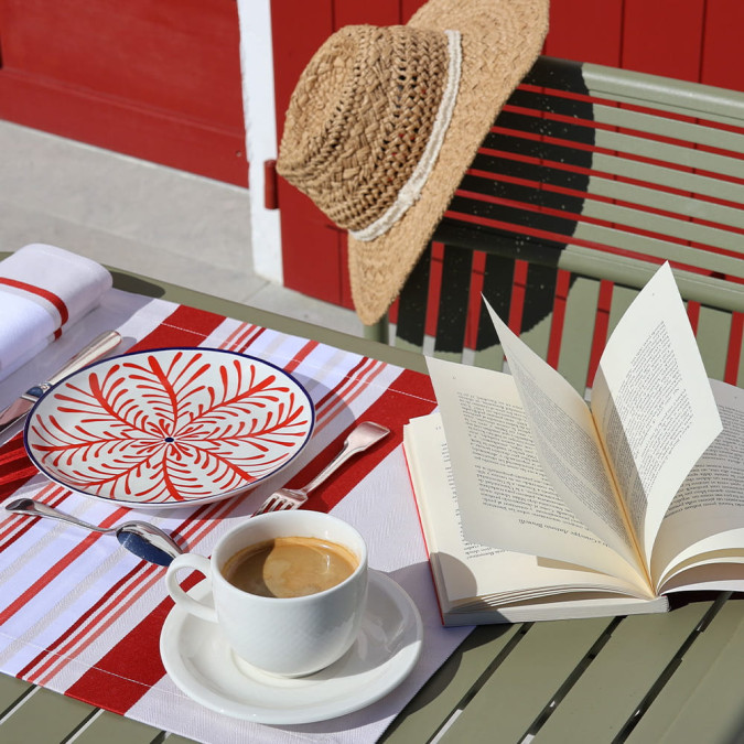 place mat with red pink beige and white stripes, elegant and summery
