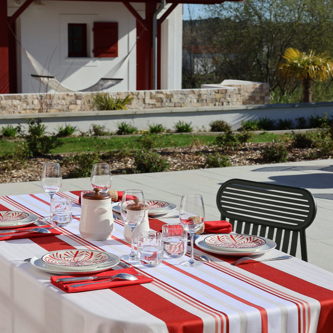 mantel a rayas en rojo vasco para la temporada veraniega